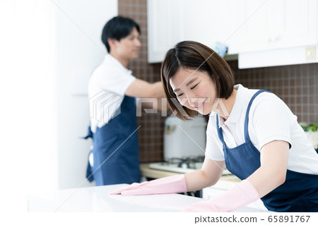 管家的男人和女人打掃廚房 管家的男人和女人打掃廚房 65891767