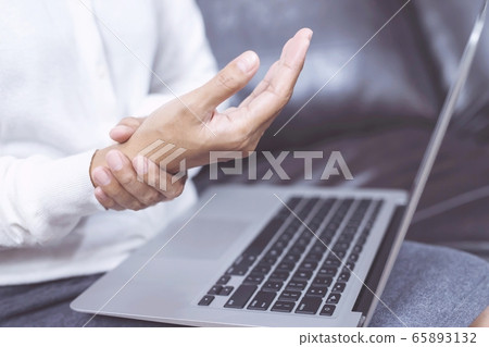 Office syndrome, women arm pain Office syndrome, women arm pain 65893132