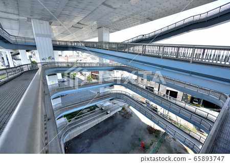 Sidewalk of spiral slope of Konohana Bridge 65893747