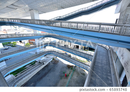 Sidewalk of spiral slope of Konohana Bridge 65893748
