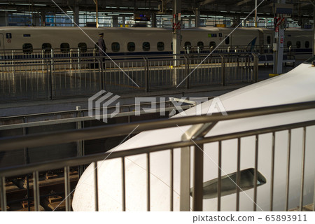 N700系列新幹線停止新大阪站的車站場景 65893911