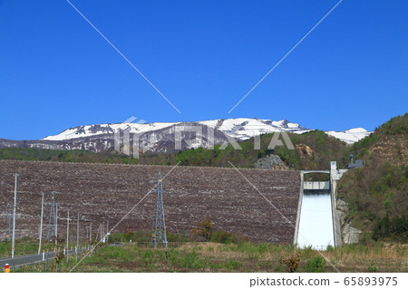 Spring quartz rainfall and Oshu lake 65893975