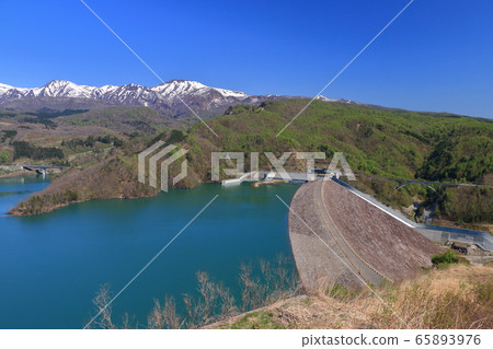 Spring quartz rainfall and Oshu lake 65893976