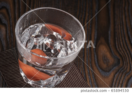 Shochu hot water split umeboshi 65894530