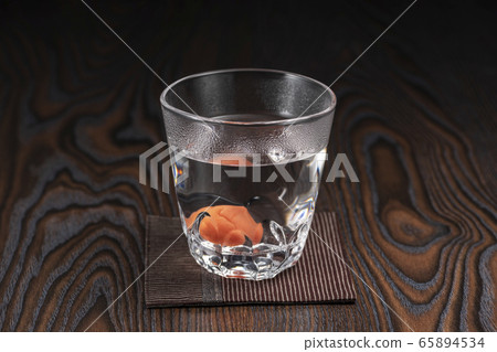Shochu hot water split umeboshi Shochu hot water split umeboshi 65894534