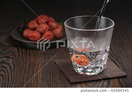 Shochu hot water split umeboshi Shochu hot water split umeboshi 65894545