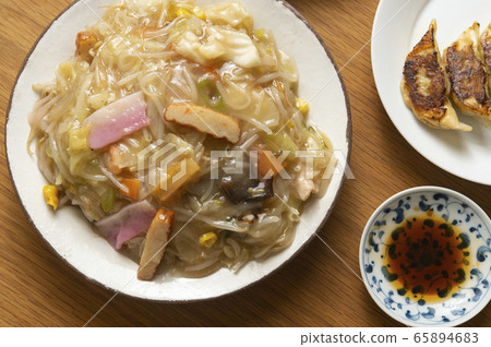 烏冬面和烤餃子 65894683