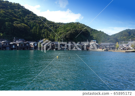 A sightseeing spot on the Tango Peninsula, Kyoto: Retro Ine Funaya and Ine Bay [Tango, Kyoto City] 65895172