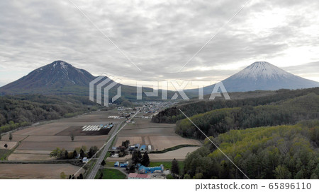 Shiribetsu-dake (left) and Mt. Yotei (right) seen from the sky over Kimobetsu-cho 65896110