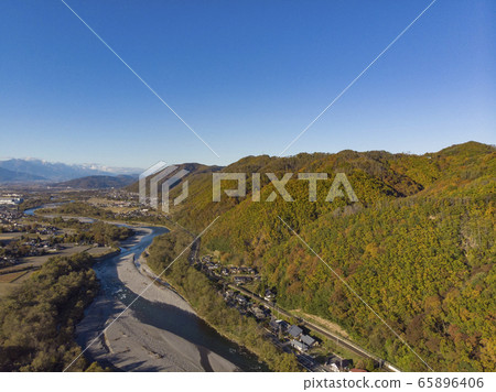 秋葉,鐵路和河流的鳥瞰圖(長野縣安zu野市) 秋葉,鐵路和河流的鳥瞰圖(長野縣安zu野市) 65896406