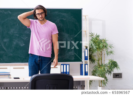 Young male student in the classroom 65896567