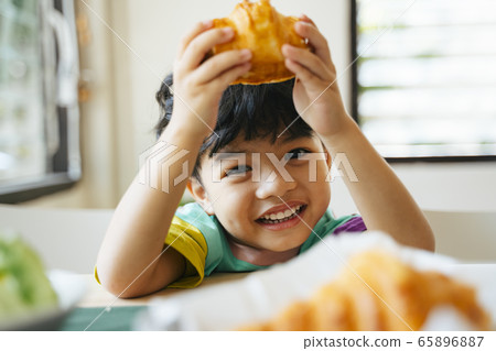 It looks delicious. It looks delicious. 65896887