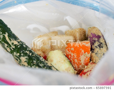醃製的麩皮放在袋子裡 醃製的麩皮放在袋子裡 65897391
