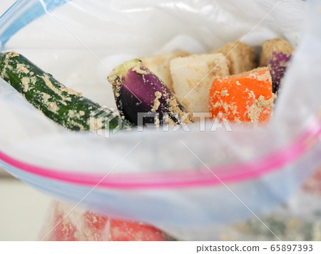 醃製的麩皮放在袋子裡 65897393