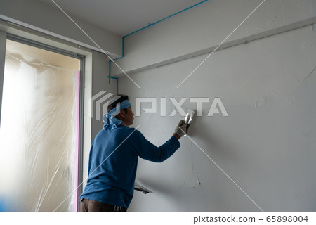 Craftsman doing plastering work 65898004
