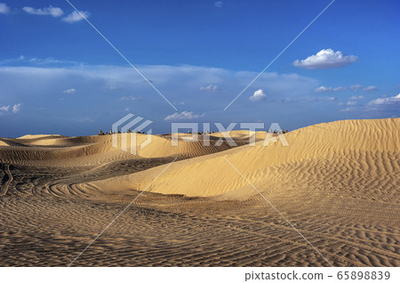 Sunset in the Sahara. 65898839