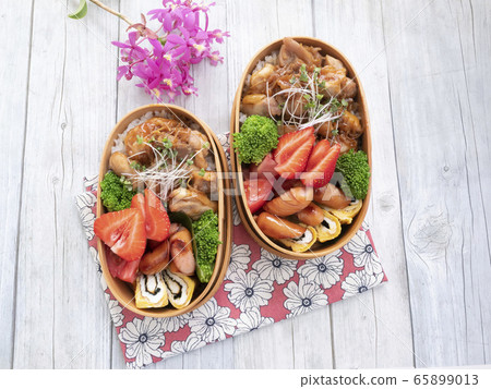 桌子上排隊的兩個彩色午餐盒 65899013