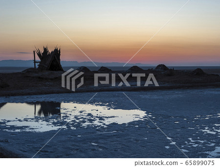 Sunrise over the salt lake of El Jerid. 65899075