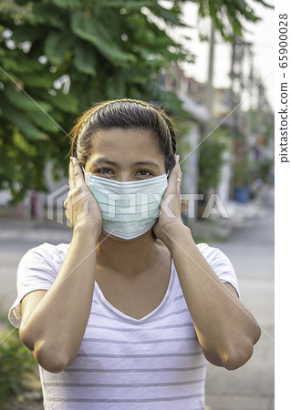 Asean Woman wear a mask to prevent dust in Bangkok Asean Woman wear a mask to prevent dust in Bangkok 65900028