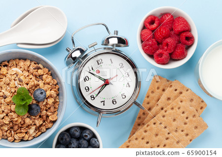 Healthy breakfast with granola, yogurt and berries Healthy breakfast with granola, yogurt and berries 65900154