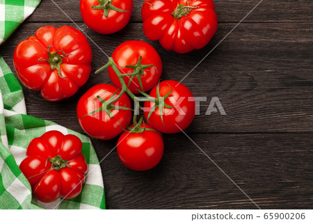 Ripe garden tomatoes Ripe garden tomatoes 65900206