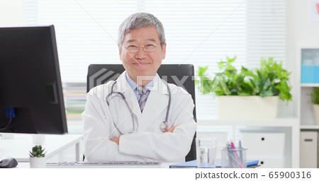 Senior doctor smile to you Senior doctor smile to you 65900316