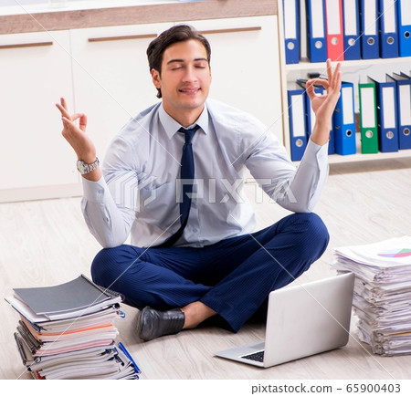Extremely busy employee working in the office 65900403