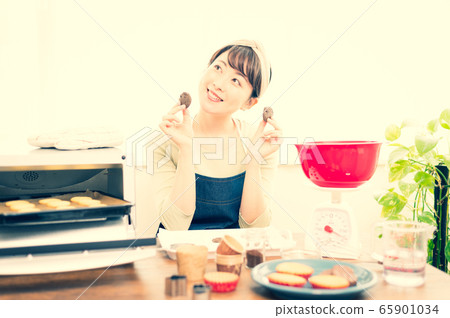 Woman making sweets Woman making sweets 65901034