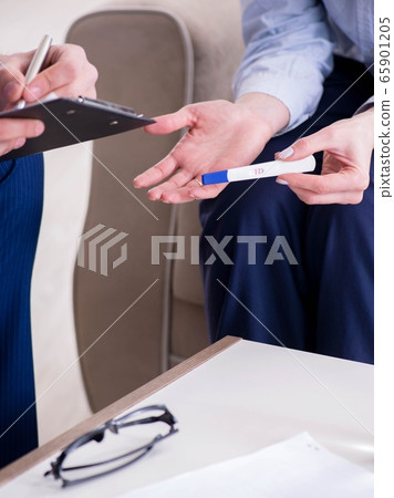 Patient discussing with psychologist unplanned pregnancy 65901205