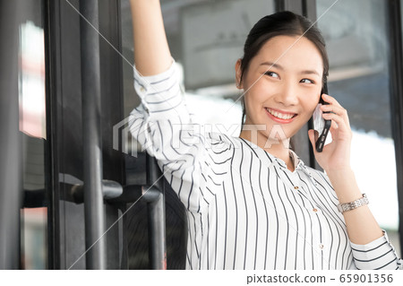 Woman business cafe 65901356