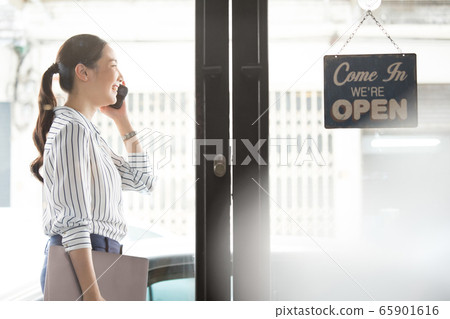 Woman business cafe Woman business cafe 65901616