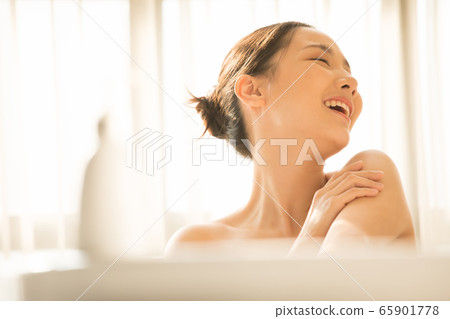 Female bath time 65901778