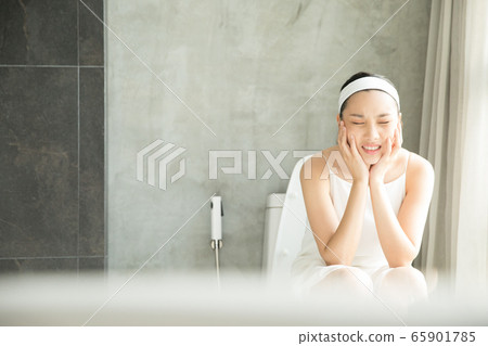 Female toilet 65901785