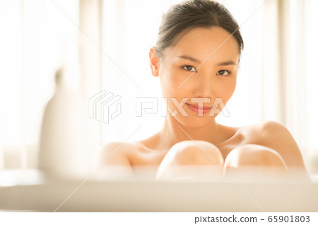 女性洗澡時間 女性洗澡時間 65901803