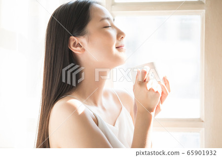 婦女生活方式放鬆 婦女生活方式放鬆 65901932