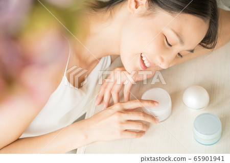 Woman Beauty Cosmetic 65901941