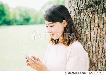 使用智慧型手機的女人 65902156