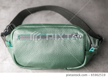 Belt bag made of dark green textured leather, 65902519