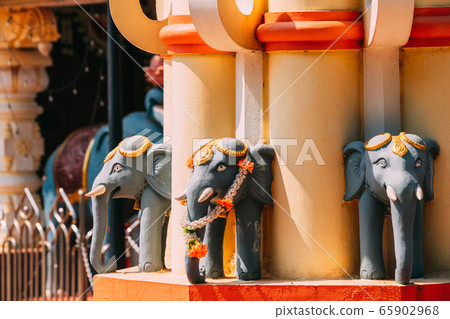 Mapusa, Goa, India. Elephant Statue Near The Shree Ganesh Mandir, Ganeshpuri Temple. Famous Landmark And Popular Destination 65902968