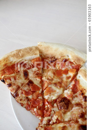 Frozen pizza margherita to eat at home 65903163