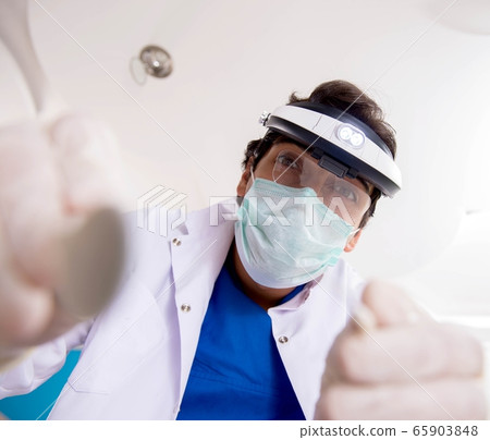 Concept of treating teeth at dentists 65903848