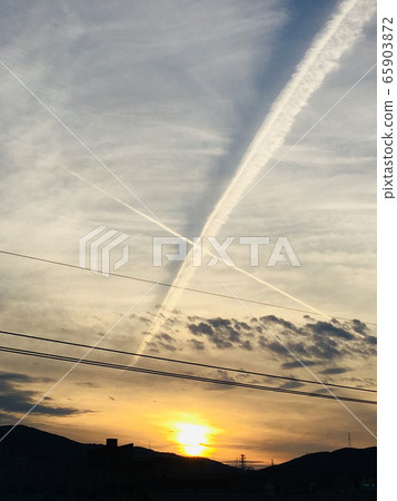 日落黃昏太陽凝結尾跡X 65903872