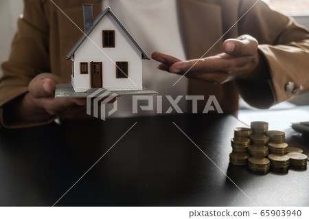 House model with agent asking costumer for contract to buy, get insurance or loan estate. 65903940