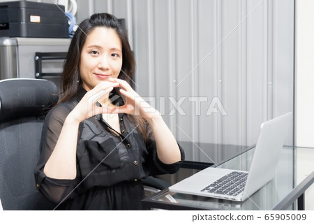 A woman who poses OK A woman who poses OK 65905009