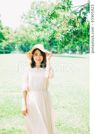 一個年輕女子的夏天形象 一個年輕女子的夏天形象 65905823