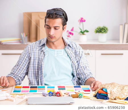 Young handsome tailor working in his workshop 65906230