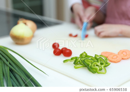 Cooking (Cooking Family Family Parenting Childcare Help Hobby Housewife Knife Knife Children Parents and Children) Cooking (Cooking Family Family Parenting Childcare Help Hobby Housewife Knife Knife Children Parents and Children) 65906538