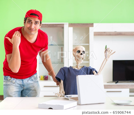 Concept of very slow pizza deliver service 65906744