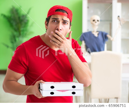 Concept of very slow pizza deliver service Concept of very slow pizza deliver service 65906751