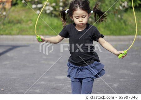 Infant who jumps rope (5 years old child) Infant who jumps rope (5 years old child) 65907340